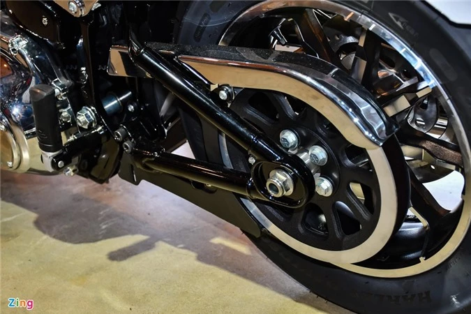 Xe trang bị hộp số côn tay 6 cấp và hệ dẫn động là kiểu dây đai (dây cu-roa) đặc trưng của Harley-Davidson.