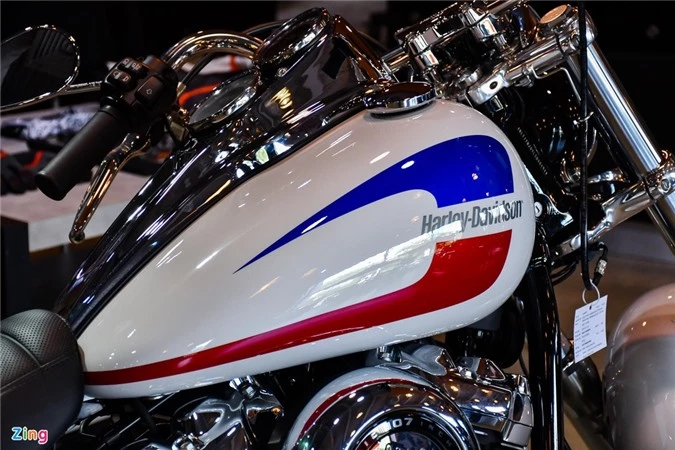 Bình xăng tạo hình giọt nước truyền thống có dung tích 18,9 lít. Ở đời 2020, Harley-Davidson Low Rider vẫn có tem trang trí 2 bên bình xăng nhưng nay được phối màu trẻ trung, nổi bật hơn.