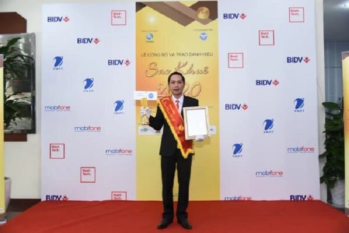 Giám đốc IOC tỉnh Thừa Thiên Huế Nguyễn Dương Anh nhận Cúp vàng Sao Khuê 2020