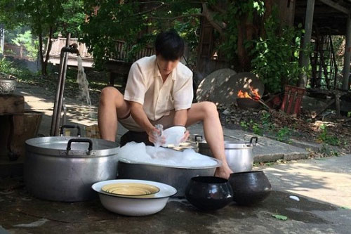 Đang ăn dở bát cơm chàng trai "nghẹn ứ" khi bố bạn gái thản nhiên sai: "Xuống rửa bát đi cháu"