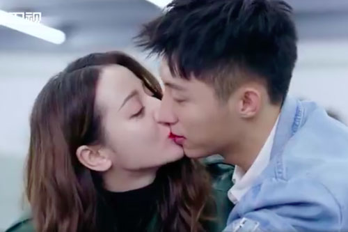 "Định chế tình yêu cao cấp": Địch Lệ Nhiệt Ba để lộ bọng mắt to, chủ động hôn môi Hoàng Cảnh Du