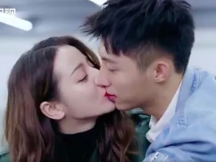 "Định chế tình yêu cao cấp": Địch Lệ Nhiệt Ba để lộ bọng mắt to, chủ động hôn môi Hoàng Cảnh Du