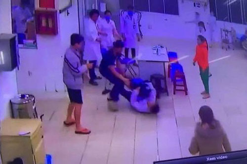 Lâm Đồng: Hai cha con vây đánh điều dưỡng, bảo vệ bệnh viện