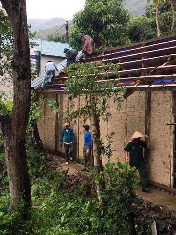Một hộ dân bị hỏng mái nhà do mưa đá ở xã Lay Nưa, Mường Lay.