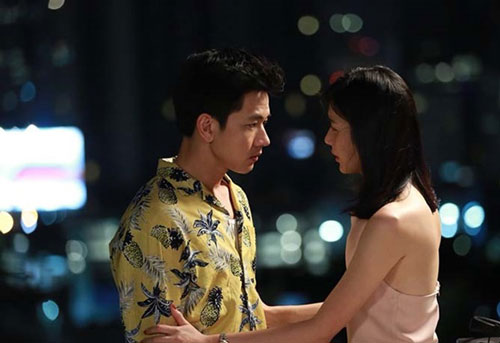 3 giờ sáng, vợ áo quần xộc xệch bước xuống từ 1 chiếc xe sang, phản ứng khó ngờ của chồng khiến người đàn ông lạ mặt buông tay chịu thua