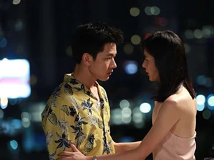 3 giờ sáng, vợ áo quần xộc xệch bước xuống từ 1 chiếc xe sang, phản ứng khó ngờ của chồng khiến người đàn ông lạ mặt buông tay chịu thua