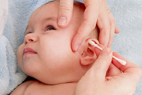 Dùng tăm bông lấy ráy tai cho con là sai lầm, đây mới là cách làm đúng các mẹ phải biết