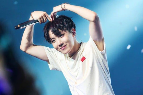 J-Hope (BTS) thường tự sờ mó cơ thể mình khi ngủ.