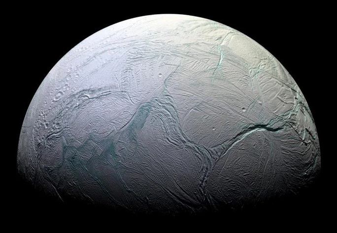 Mặt trăng Enceladus của Sao Thổ - Ảnh: NASA