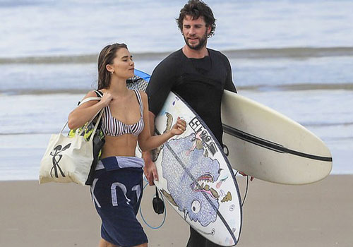 Chris Hemsworth thân thiết bồ mới của em trai