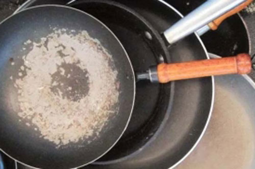 Thấy chảo chống dính có những dấu hiệu sau thì nên vứt ngay kẻo ảnh hưởng sức khỏe