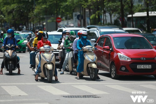 Miền Bắc, miền Trung nóng bức; miền Nam mưa dông