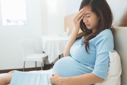 Vợ bầu vẫn làm việc 'hộc mặt' tới động thai, chồng ngồi không tiêu tiền vợ còn đưa yêu sách 'trên trời'