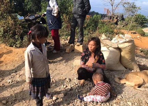 Hoàn cảnh đáng thương của mẹ mù đơn thân Sùng Thị Sông, hàng ngày đi ăn xin để nuôi 3 con nhỏ