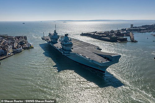 Tàu sân bay 3,6 tỷ USD của Anh bị rò rỉ khiến nước biển tràn vào