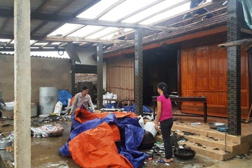 Lốc xoáy tại Quảng Bình khiến 2 người bị thương, hàng chục nhà tốc mái