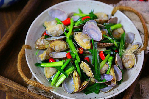 Xào ngao với lá này vừa hết sạch mùi tanh, thơm ngon tốt cho sức khỏe, ai cũng thích thú