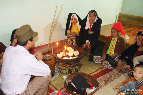 Lễ làm vía cho cô dâu mới của cộng đồng người Thái ở Nghệ An