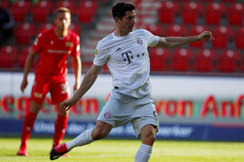 Lewandowski nới rộng khoảng cách với Messi trong cuộc đua Chiếc giày vàng