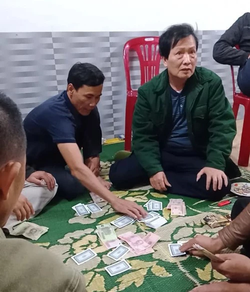 Ông Phạm Đại Dũng (mặc áo khoác xanh) tham gia đánh bạc với nhiều người khác. (Ảnh: Người đưa tin)