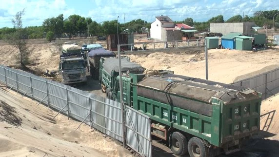 Đoàn xe tải cỡ lớn chở đầy cát tại dự án Free Land đang “xuất bến”.