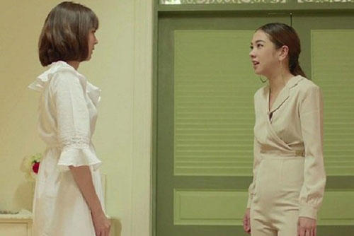 Mời cô hàng xóm sang ngủ điều hòa, tôi điêu đứng nhìn hành động lạ của cô ta