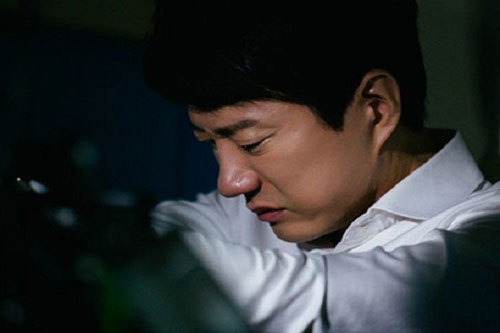 Được người cha giàu có tặng cuốn sổ rách, người con giận giữ ném đi, nhiều năm sau hối hận trong muộn màng