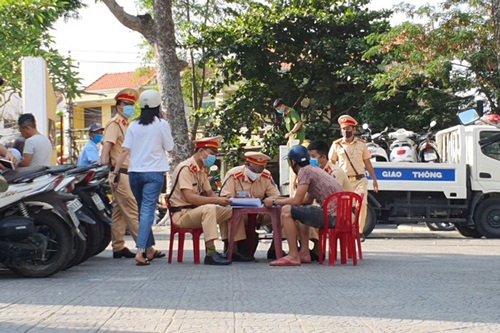 Đổ xô mua bảo hiểm xe máy giá rẻ: Nguy cơ “tiền mất tật mang”