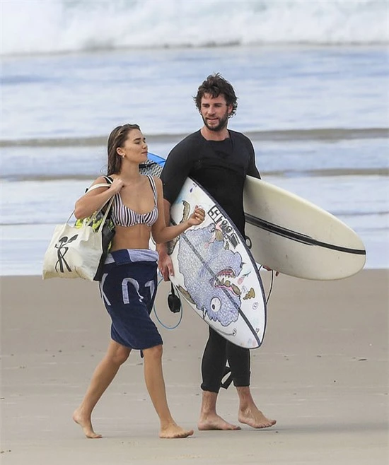 Liam Hemsworth và người yêu 22 tuổi Gabriella Brooks đi lướt sóng vào tuần trước.