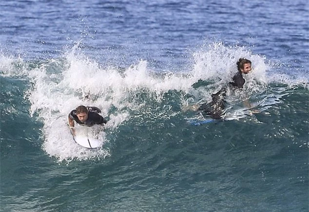 Hai anh em nhà Hemsworth vui vẻ lướt sóng cùng nhau.