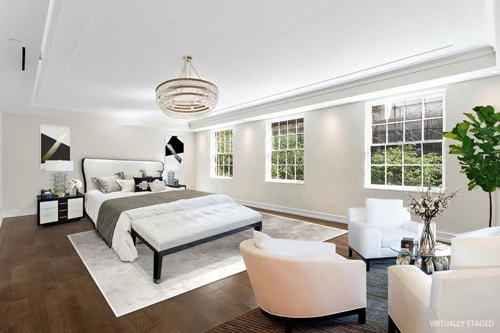 Phòng ngủ chính rộng rãi, thông thoáng với những ô cửa sổ cỡ lớn đem đến cảnh sắc phố phường New York. Bộ sofa êm ái và sàn gỗ cứng mang lại sự ấm cúng cho căn phòng này.