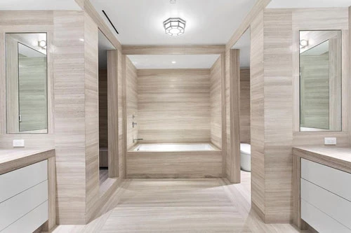 Phòng tắm chính được lát gỗ toàn bộ, trông như một khu spa cao cấp với đầy đủ tiện nghi xa xỉ.