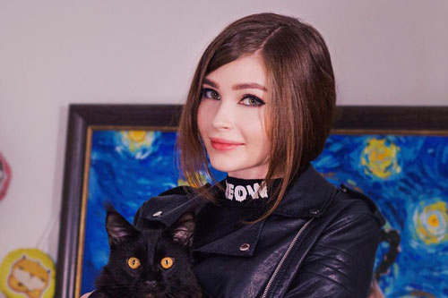 Nữ game thủ Nga sở hữu vòng eo con kiến, chiều cao 1,80 m