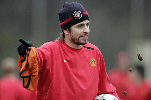 Rooney tiết lộ lý do Pique bị 'tống cổ' khỏi M.U