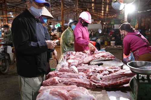 Giá lợn hơi "lên đỉnh", gần 100.000 đồng/kg