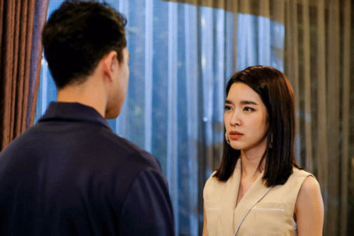 Đi làm về, tôi sững sờ khi thấy vợ đầu tóc vàng hoe, mặc váy dạ hội đứng nấu ăn trong bếp, câu tuyên bố hùng hồn của cô ấy càng khiến tôi 'chết điếng'