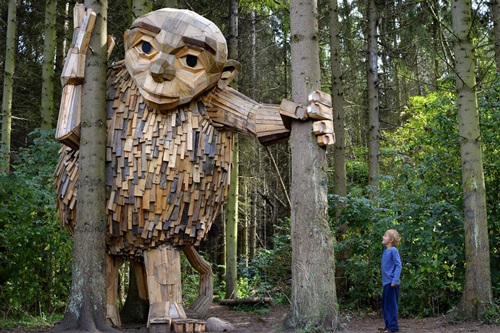 'Sững sờ' trước người gỗ khổng lồ trong rừng ở Copenhagen Đan Mạch