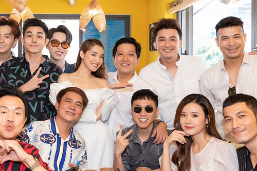 Nhã Phương - Trường Giang mở nhà hàng mới