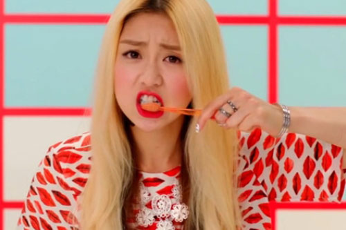 Đánh răng trước hay sau khi ăn sáng mới đúng?