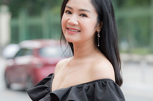 Thu Hà 'Lá ngọc cành vàng' khoe vai trần