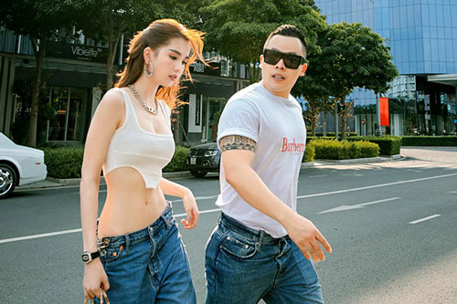 Ng&#x1ECD;c Trinh x&#xE1;ch t&#xFA;i hi&#x1EC7;u ti&#x1EC1;n t&#x1EF7;, khoe eo thon ra ph&#x1ED1; c&#xF9;ng V&#x169; Kh&#x1EAF;c Ti&#x1EC7;p