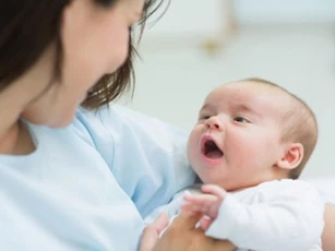 Mẹ chồng, nàng dâu ‘từ mặt’ vì thói quen thơm má trẻ