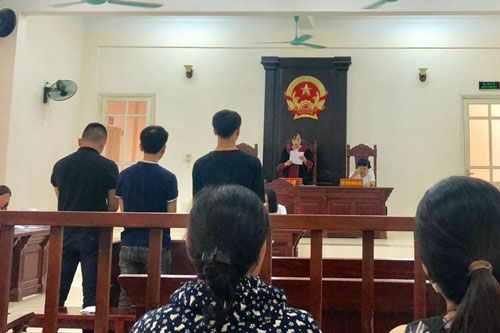 Phạt 4 năm tù với kẻ bắn pháo sáng vào phóng viên trên sân Hàng Đẫy