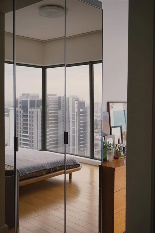 Hai mặt kính trong phòng ngủ giúp Helly Tống thỏa sức ngắm nhìn thành phố từ trên cao.