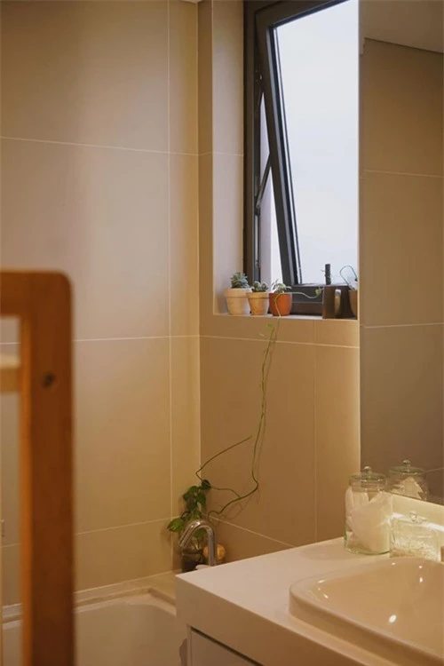 Khu vực nhà tắm, vệ sinh được trồng thêm cây xanh ở bậu cửa sổ.
