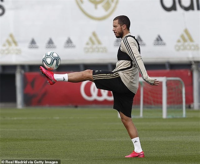 Hazard hào hứng trở lại tập luyện sau khi hồi phục chấn thương - 1
