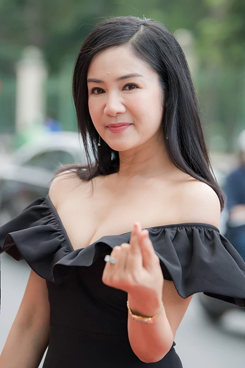NSND Thu Hà được nhiều người ví như "người đẹp không tuổi" khi xuất hiện với bộ váy cocktail trễ nải, khoe đường cong gợi cảm. 