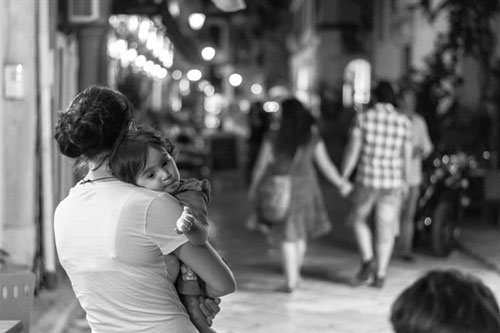 Khi bão dông ngang qua tổ ấm