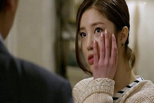 Đón chồng trở về từ nước ngoài, cô giáo nhận cái tát giữa sân bay