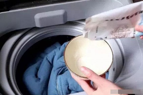 Đổ 1 bát nước này vào quần áo, đảm bảo màu ố vàng đến mấy cũng sạch như mới